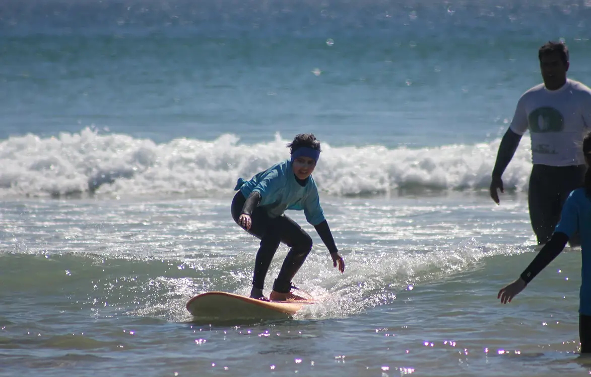 Como Encontrar uma Escola de Surf para Crianças
