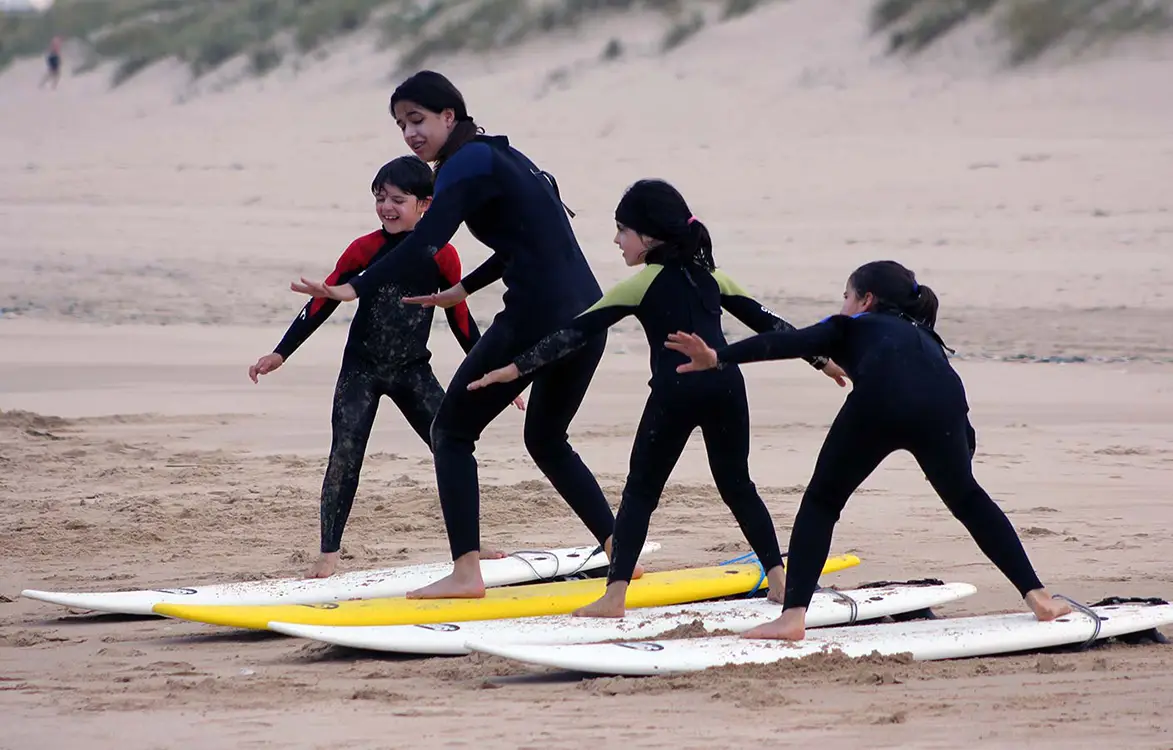 O que esperar das aulas de surf para crianças